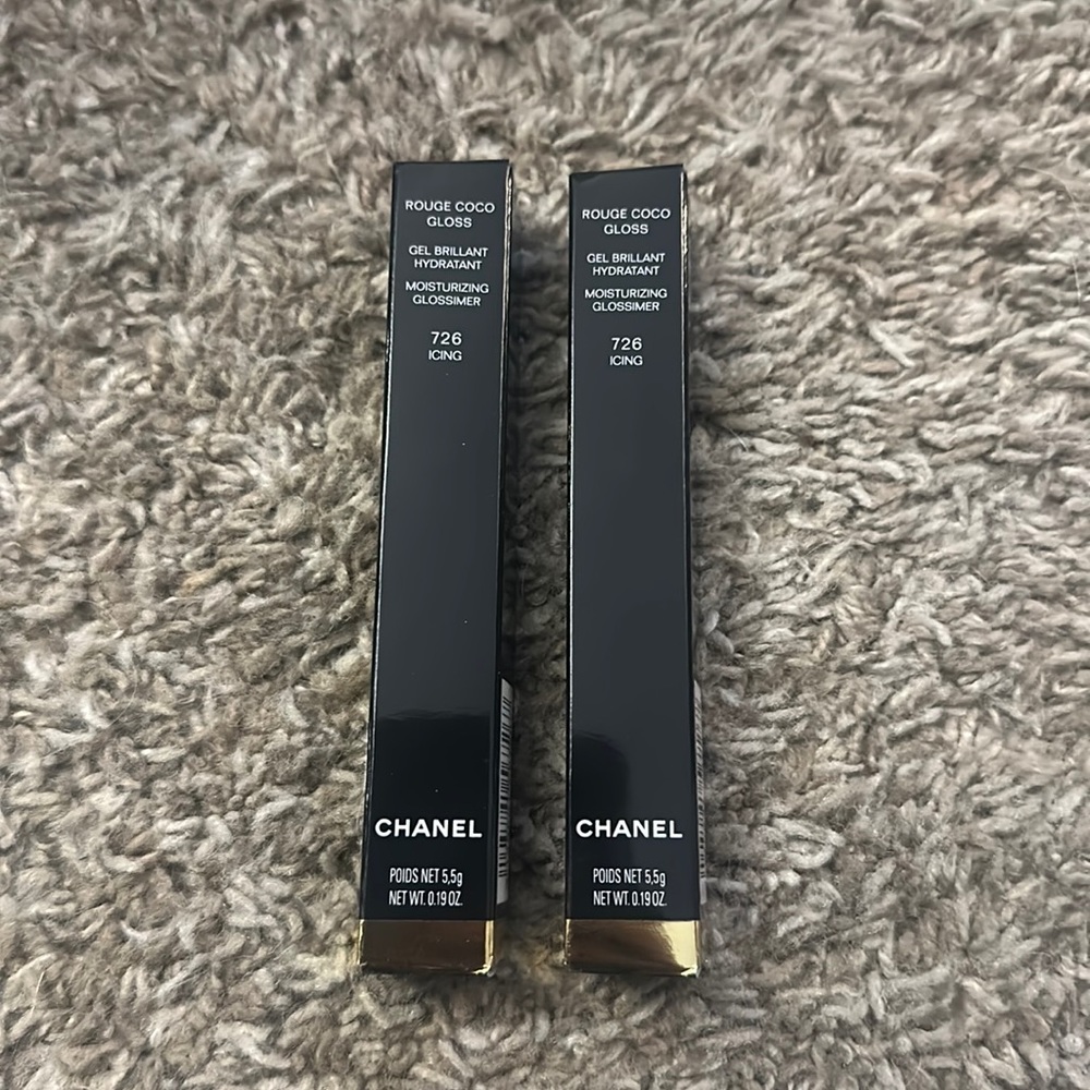 CHANEL (rouge coco gloss “ICING”)